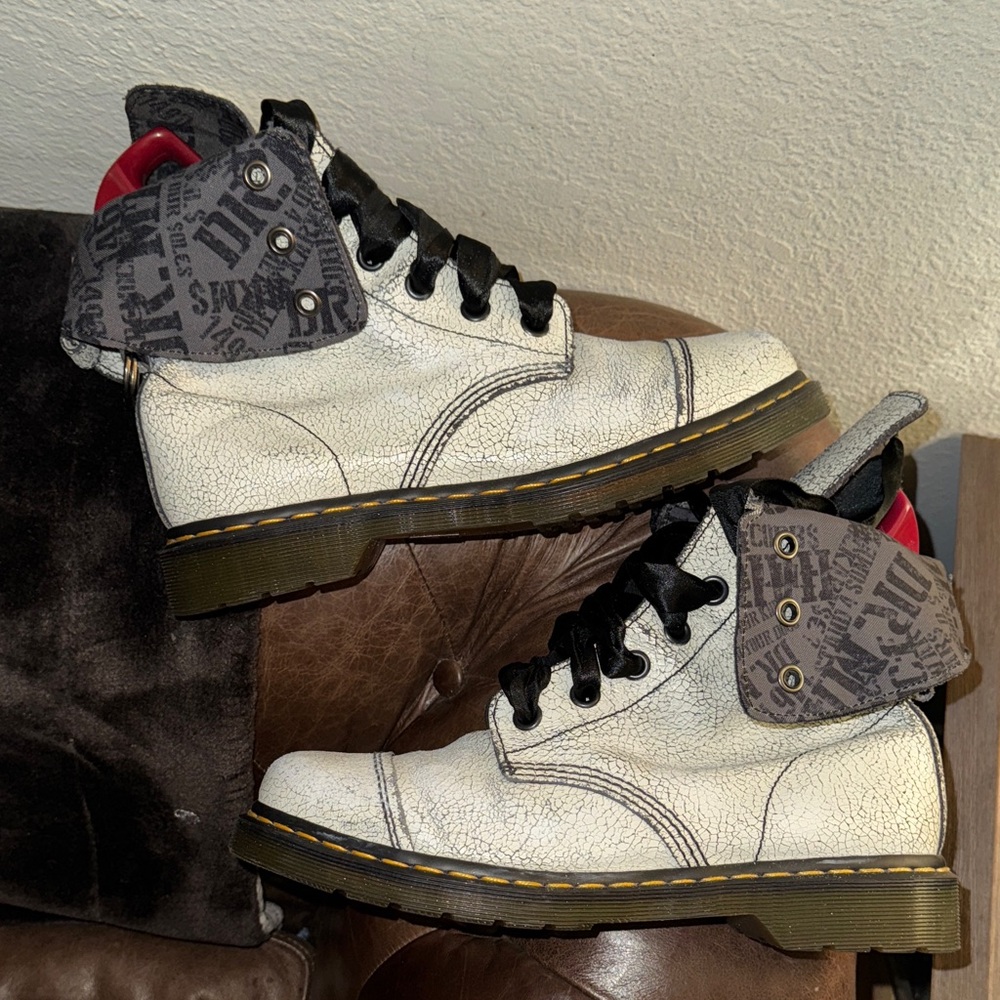 Dr.Marten White distress Fold Over Black Lace-Up Boots size 11 - Picture 3 of 9